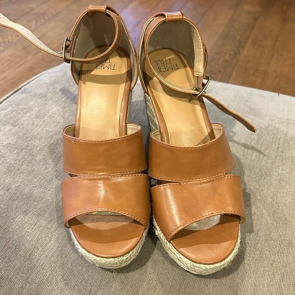 EUC TRU AND TIME LADIES WEDGE/PLATFORM OPENTOE HIGH HEEL SANDAL Tan Size 8 - Picture 2 of 8